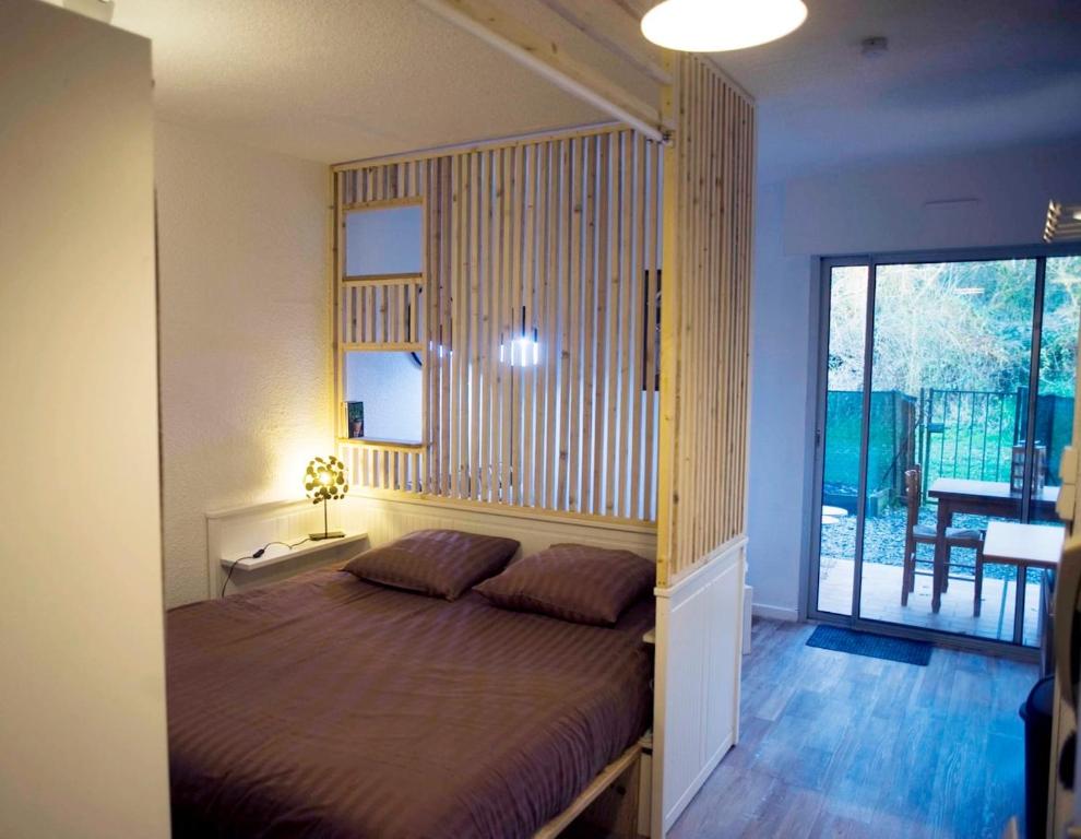 Postel nebo postele na pokoji v ubytování Appartement T1bis avec jardinet au calme