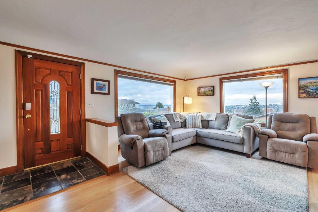 Χώρος καθιστικού στο 5 Mi to Dtwn Seattle Home with Ocean and City Views