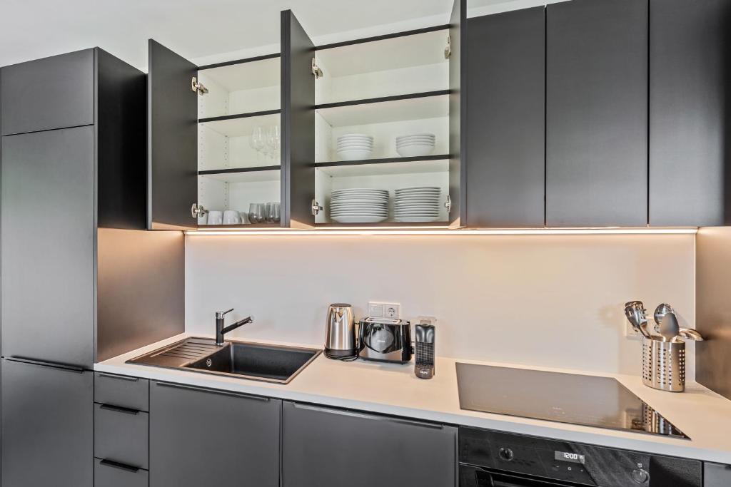 Modern Apartments in Clausen with WiFi, Kitchen & Workspace - Resim 7