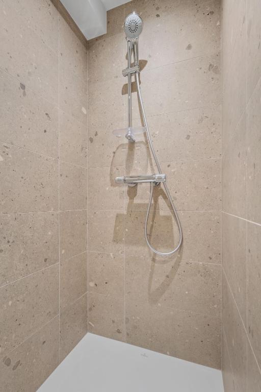 Modern Apartments in Clausen with WiFi, Kitchen & Workspace - Resim 14