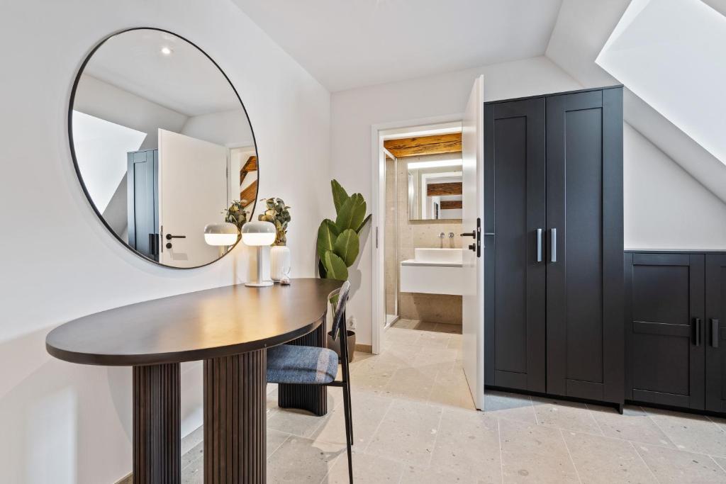 Modern Apartments in Clausen with WiFi, Kitchen & Workspace - Resim 23