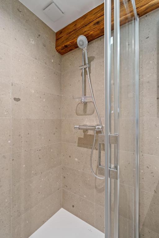 Modern Apartments in Clausen with WiFi, Kitchen & Workspace - Resim 30