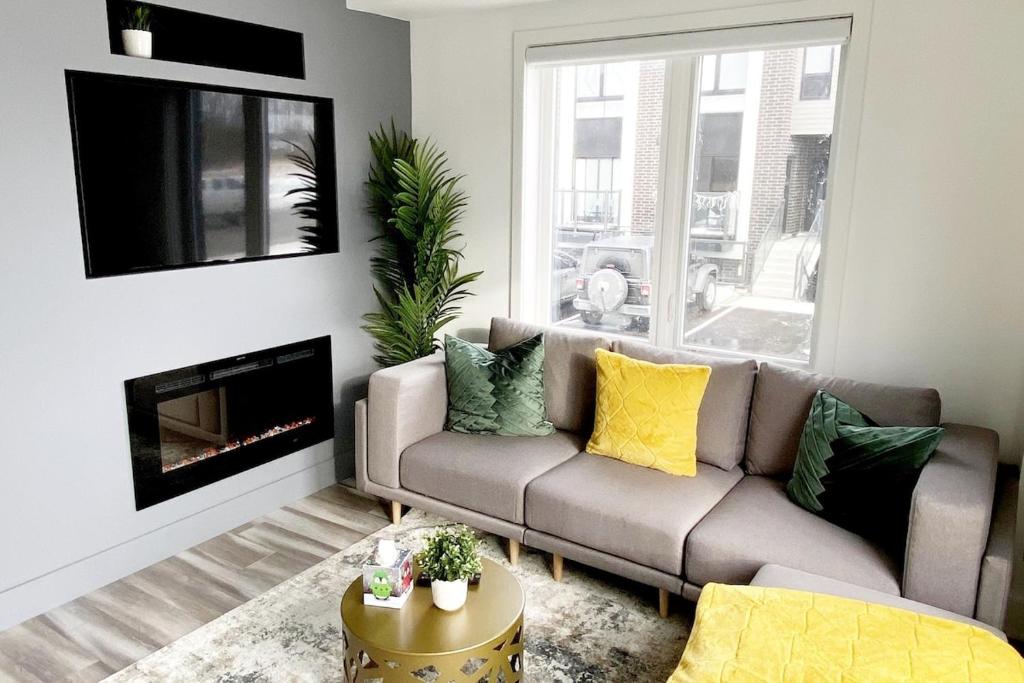 Χώρος καθιστικού στο Chic Contemporary 2 bedroom Minutes from the falls