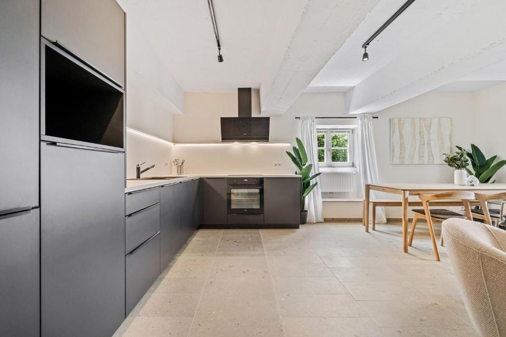 Modern Apartments in Clausen with WiFi, Kitchen & Workspace - Resim 43