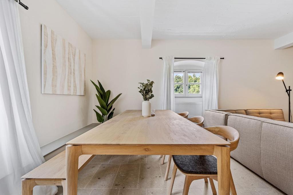 Modern Apartments in Clausen with WiFi, Kitchen & Workspace - Resim 45