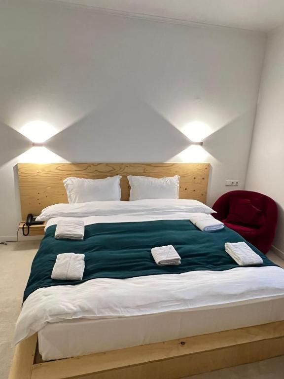 Postel nebo postele na pokoji v ubytování Opera Hotel Tbilisi