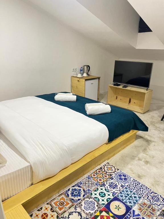 Postel nebo postele na pokoji v ubytování Opera Hotel Tbilisi