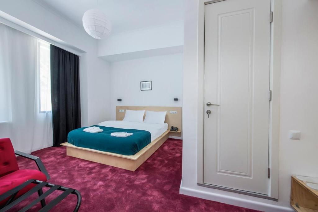 Postel nebo postele na pokoji v ubytování Opera Hotel Tbilisi