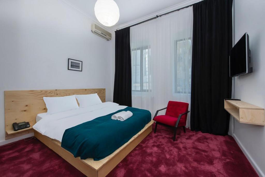 Postel nebo postele na pokoji v ubytování Opera Hotel Tbilisi