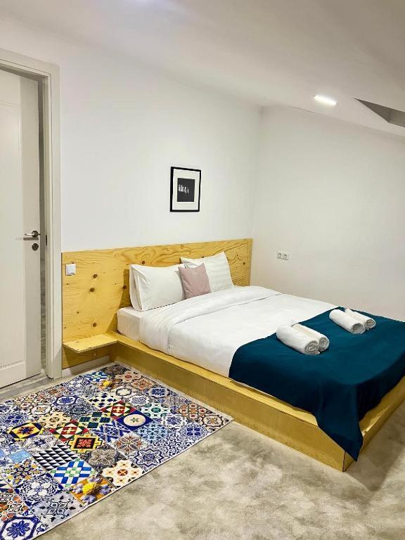 Postel nebo postele na pokoji v ubytování Opera Hotel Tbilisi