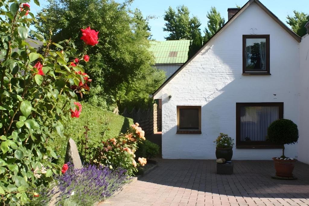 ノルトシュトラントにあるFerienhaus Sorgenfreiの白い家