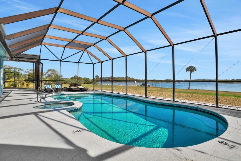 una piscina cubierta con una gran casa de cristal en The Blue Horizon Estate, en Edgewater