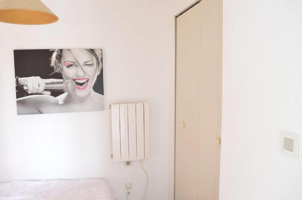 une chambre avec une photo d'une femme sur le mur dans l'établissement 2 pièces cabine CAP D'AGDE CT610-223, au Cap d'Agde