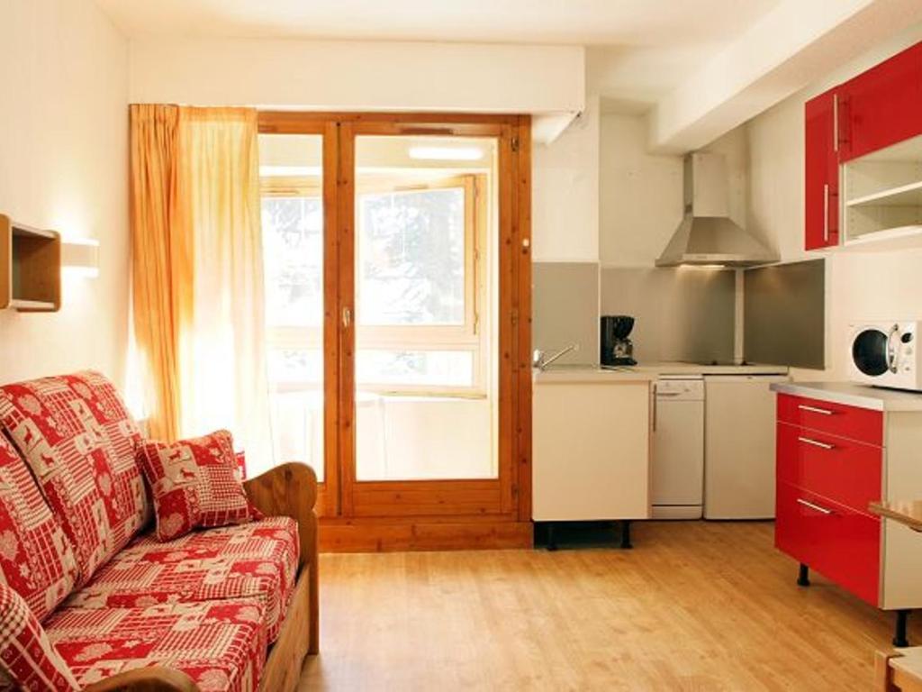 a living room with a couch and a kitchen at Studio 4 pers centre-ville avec WiFi, parking et animaux acceptés - FR-1-512-234 in Brides-les-Bains
