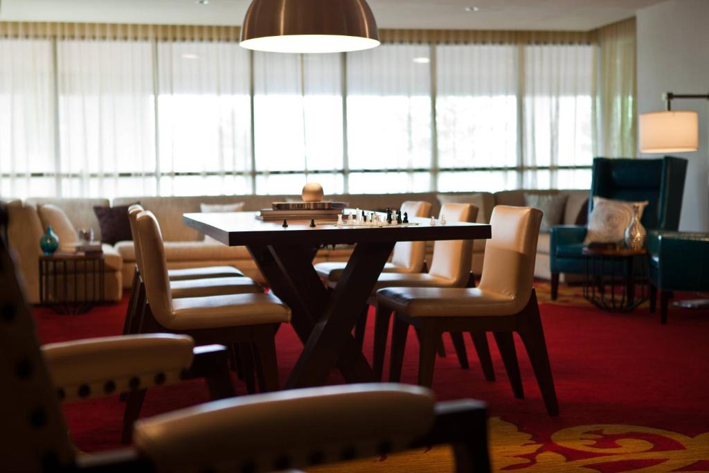 Posezení v ubytování Renaissance Newark Airport Hotel