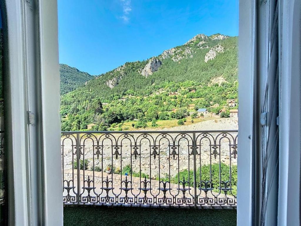 Elle offre une vue sur la montagne depuis sa fenêtre. dans l'établissement 3P les loups, à Saint-Martin-Vésubie
