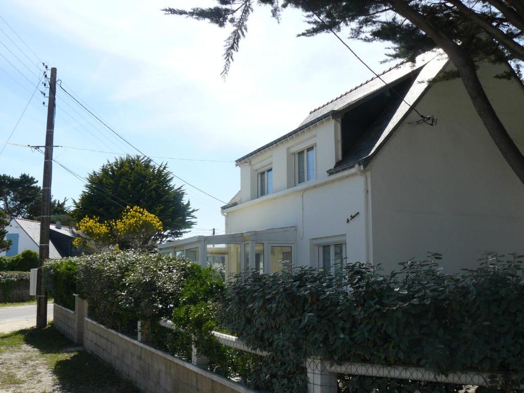une maison blanche avec une clôture devant dans l'établissement TY ME ZA - Maison jardin St Colomban - C143, à Carnac