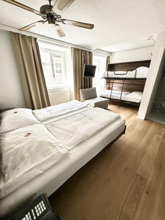 Postel nebo postele na pokoji v ubytování ROESLI Guest House
