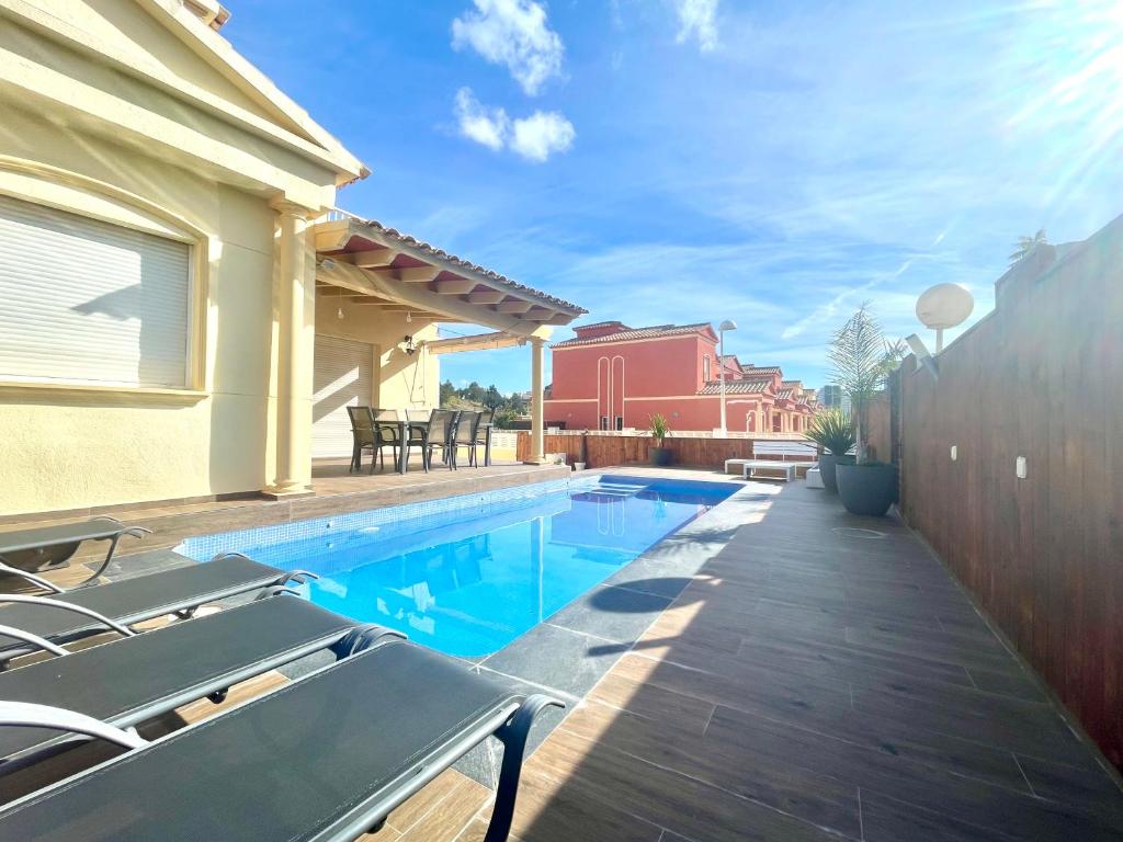 une piscine dans l'arrière-cour d'une maison dans l'établissement Sunset Pool Villa, à Calp