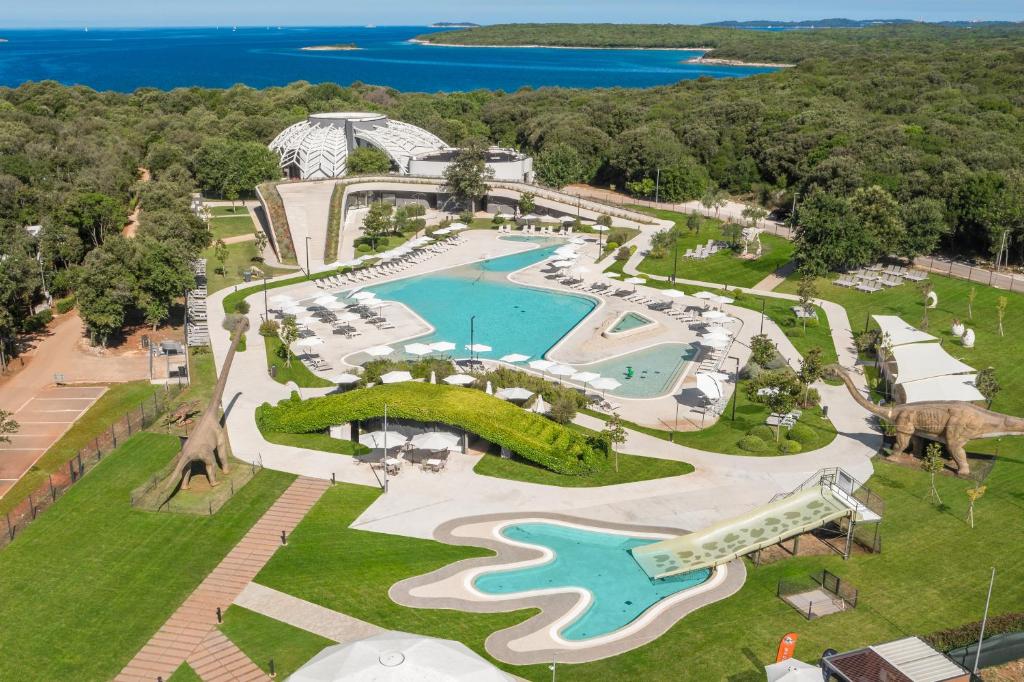 Bazén v ubytovaní Camping Homes Mon Perin alebo v jeho blízkosti