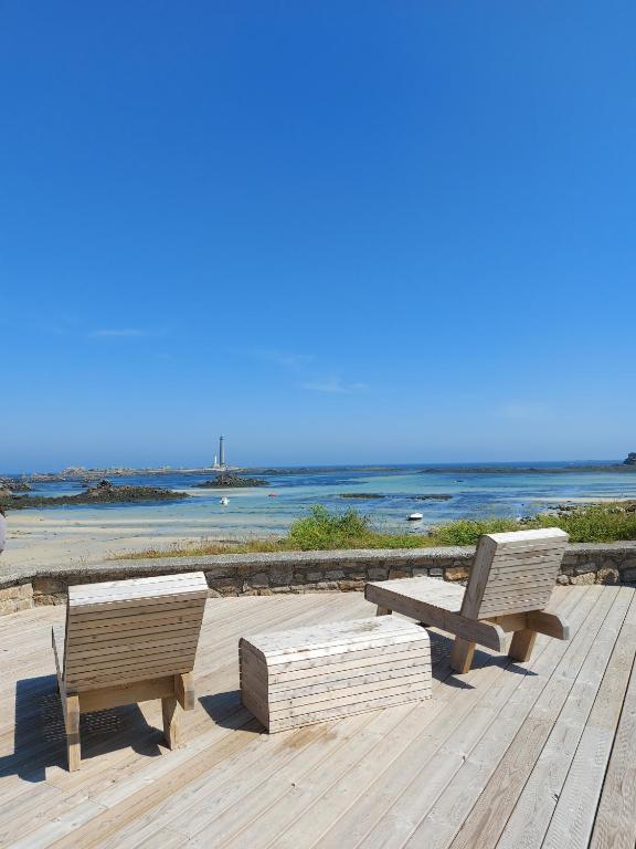 2 bancs installés sur une terrasse en bois donnant sur l'océan dans l'établissement Belle maison pour 8 sur la plage de Kervenni, à Plouguerneau