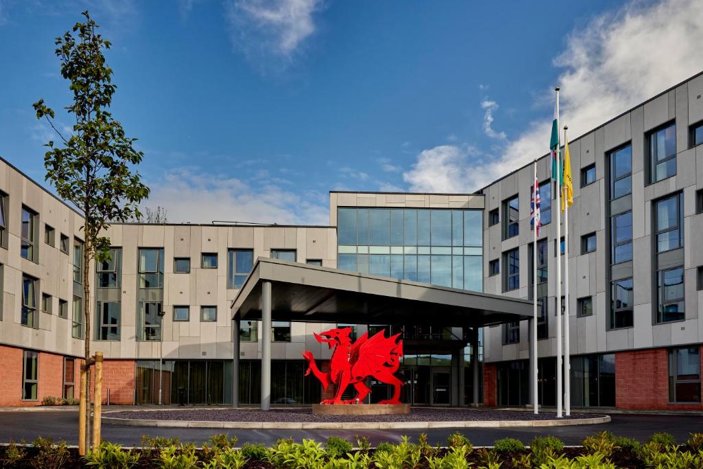 un edificio con una escultura roja delante de él en Tŷ Newport, en Newport