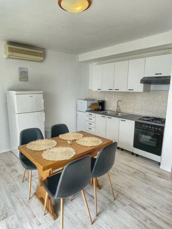 Kuchyňa alebo kuchynka v ubytovaní Apartments Sea View