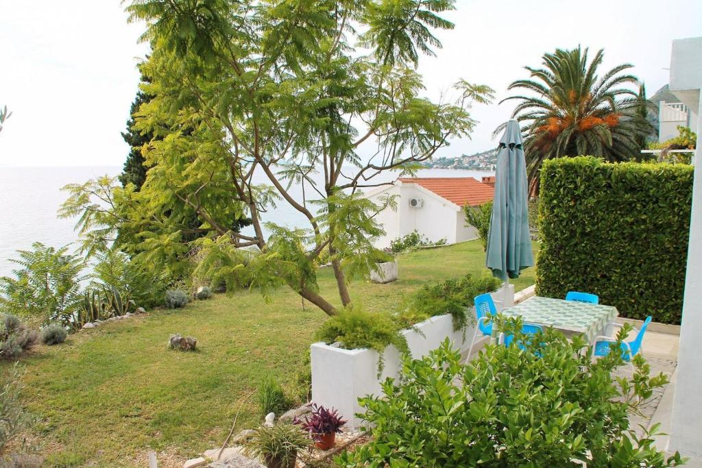 Vonkajšia záhrada v ubytovaní Apartments Sea View