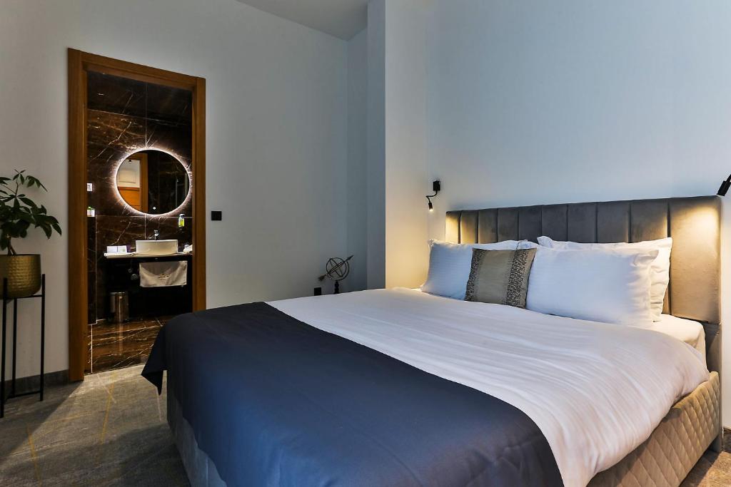 Rúm í herbergi á Hotel Boka