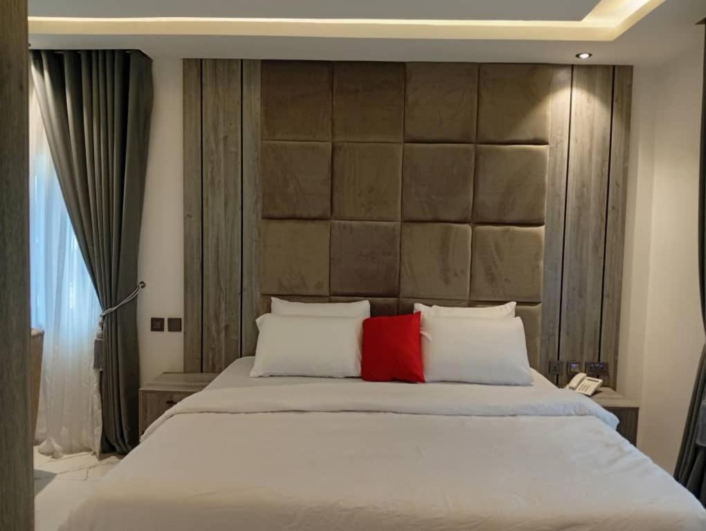 Krevet ili kreveti u jedinici u okviru objekta Calico Hotel and Suites, Abuja