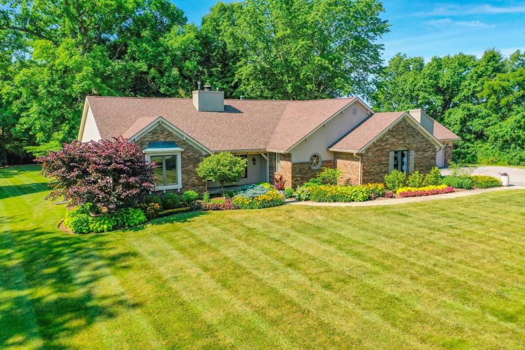 Una casa con un gran césped delante de ella. en Four Oaks Ranch, en Marion