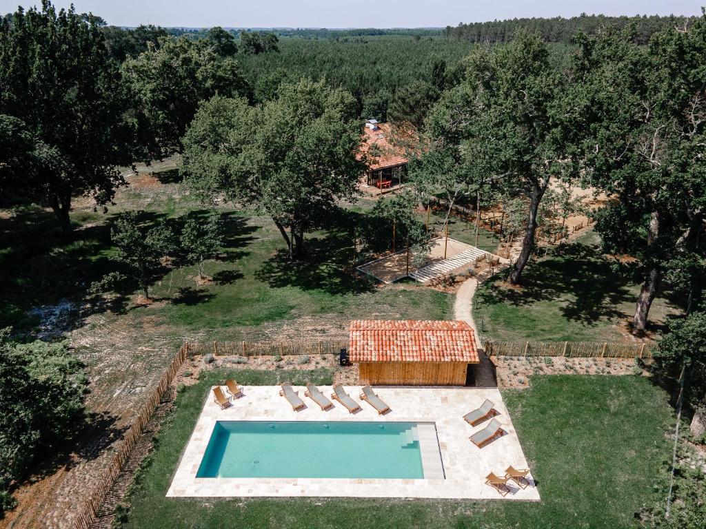 une vue aérienne d'une maison avec piscine dans l'établissement Maison Marie-Lys, à Uza