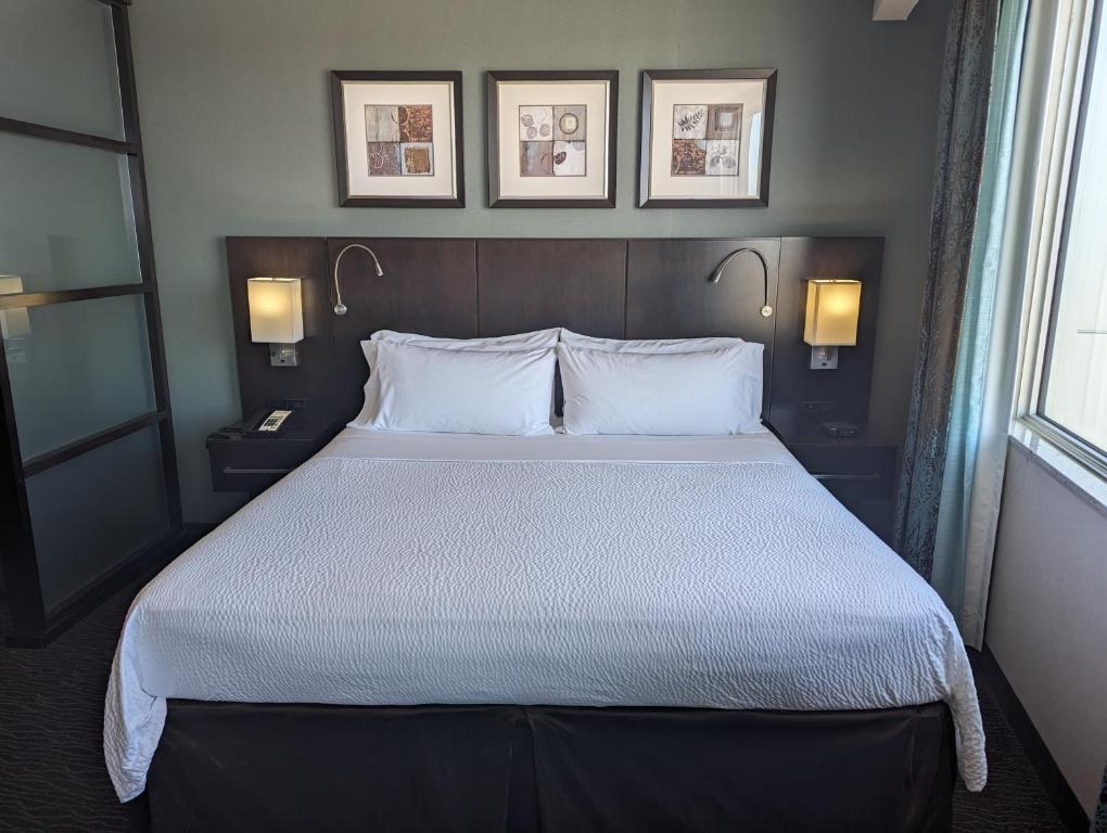 
Standard King Room with Accessible Tub - Mobility Access
