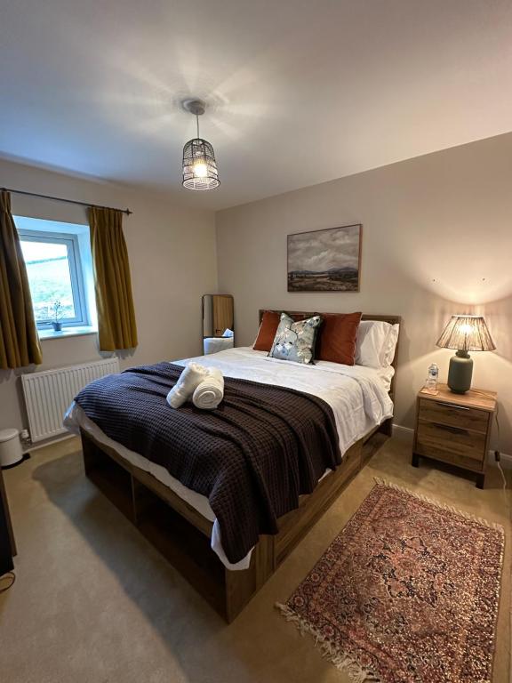 Un pat sau paturi într-o cameră la PRIVATE LUXURY Barn Stay with Hot Tub and OUTDOOR ENTERTAINMENT, YORKSHIRE DALES SLEEPS 10!