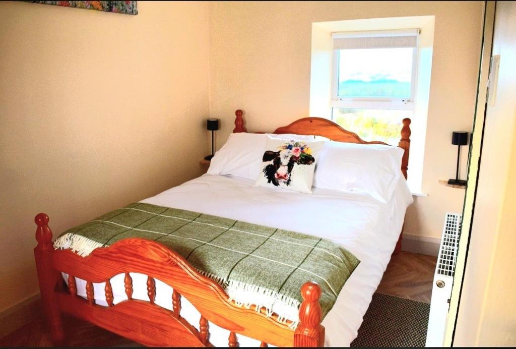 Postel nebo postele na pokoji v ubytování Heather Cottage Doolin