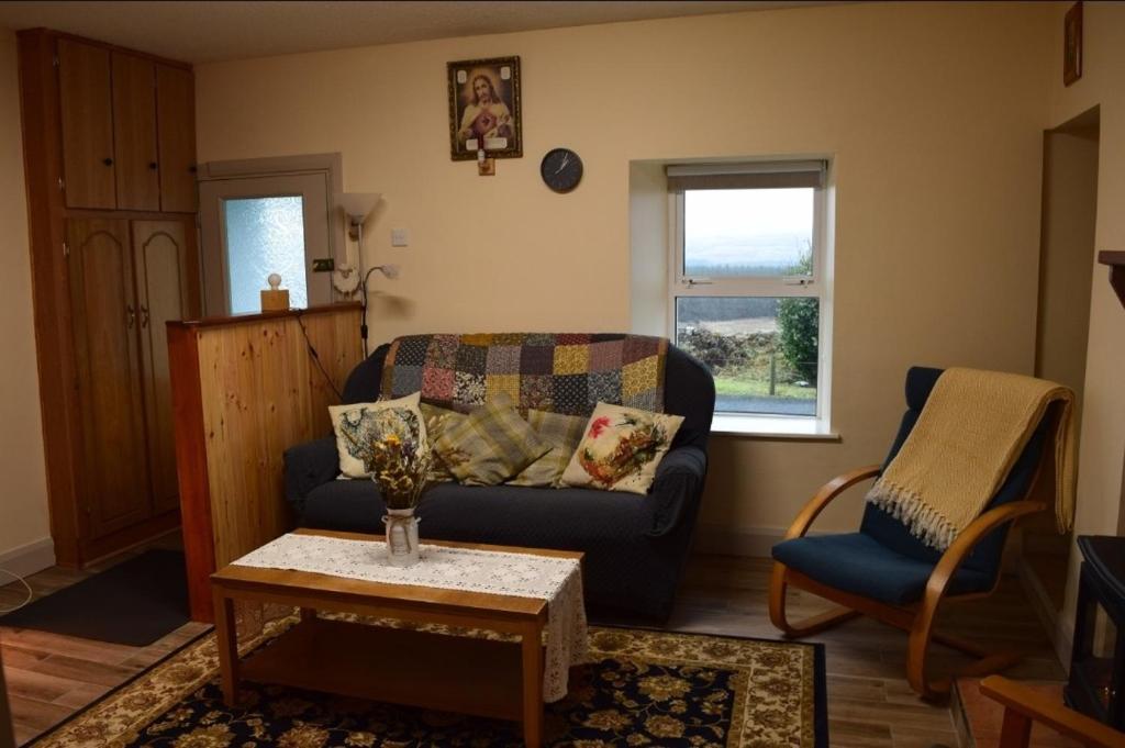 Posezení v ubytování Heather Cottage Doolin
