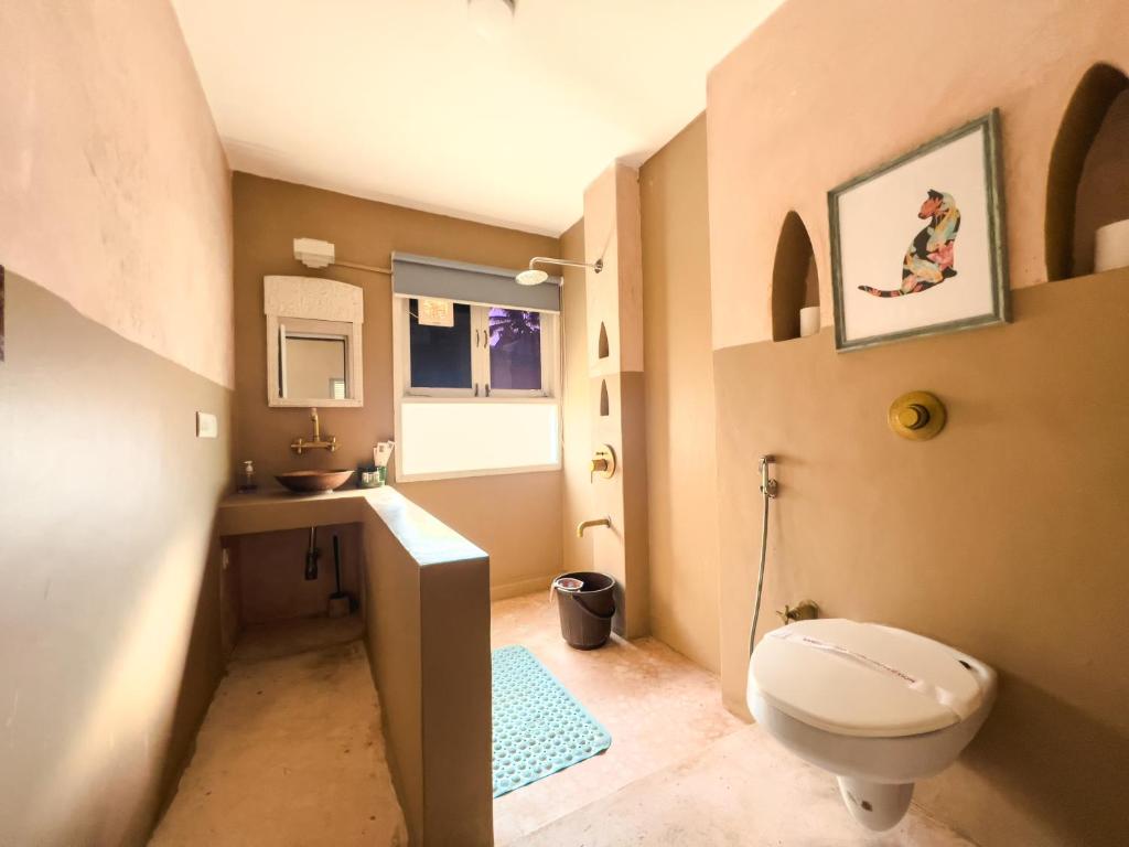 Ванная комната в VILLA M - SOLITUDE 1 CANDOLIM GOA 3BHK, Pool Facing, Near Beach, Free Breakfast, Free WIFI and Prime Location