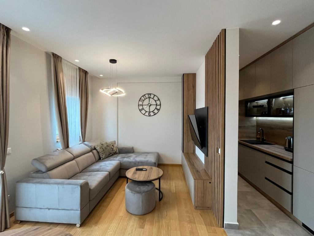 Uma televisão e/ou sistema de entretenimento em Luxury Kalman Centar Apartman