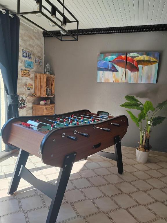 - un échiquier sur une table dans l'établissement Piscine chauffée, Jacuzzi, sauna , billiards, à Saint-André-dʼOlérargues