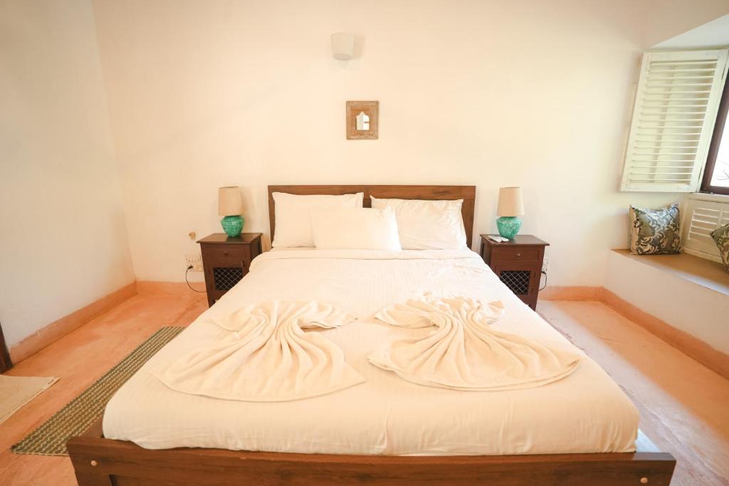 Кровать или кровати в номере VILLA M - SOLITUDE 1 CANDOLIM GOA 3BHK, Pool Facing, Near Beach, Free Breakfast, Free WIFI and Prime Location