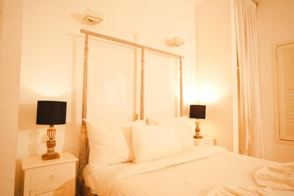 Кровать или кровати в номере VILLA M - SOLITUDE 1 CANDOLIM GOA 3BHK, Pool Facing, Near Beach, Free Breakfast, Free WIFI and Prime Location
