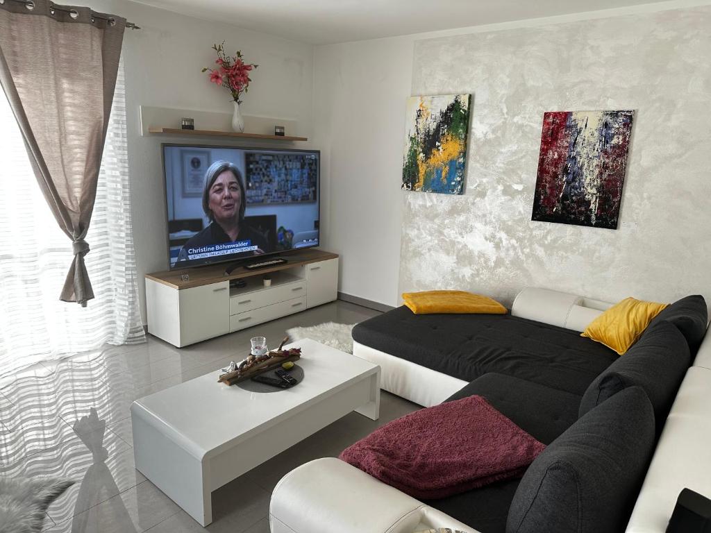 TV a/nebo společenská místnost v ubytování Ferienwohnung Mölltaler Bergblick