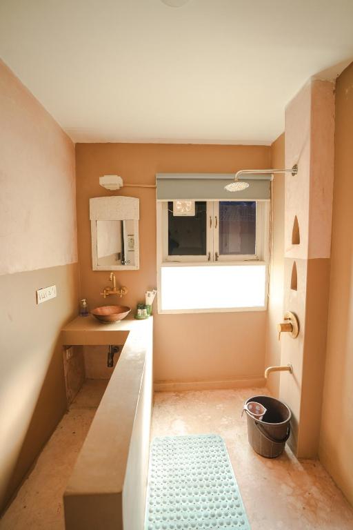 Кровать или кровати в номере VILLA M - SOLITUDE 1 CANDOLIM GOA 3BHK, Pool Facing, Near Beach, Free Breakfast, Free WIFI and Prime Location