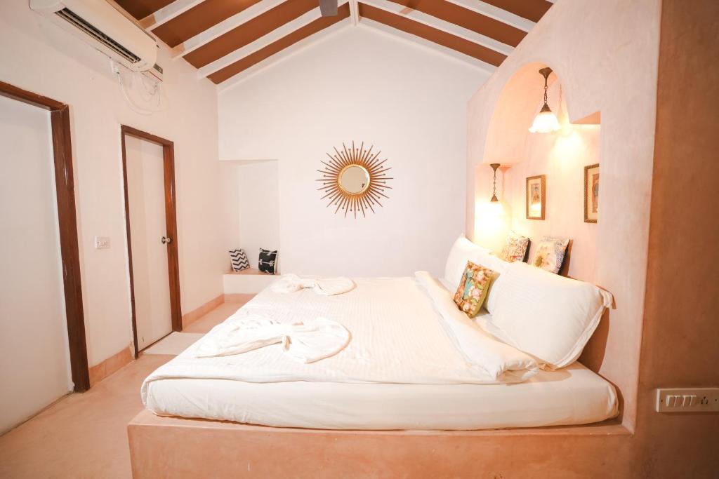 Кровать или кровати в номере VILLA M - SOLITUDE 1 CANDOLIM GOA 3BHK, Pool Facing, Near Beach, Free Breakfast, Free WIFI and Prime Location