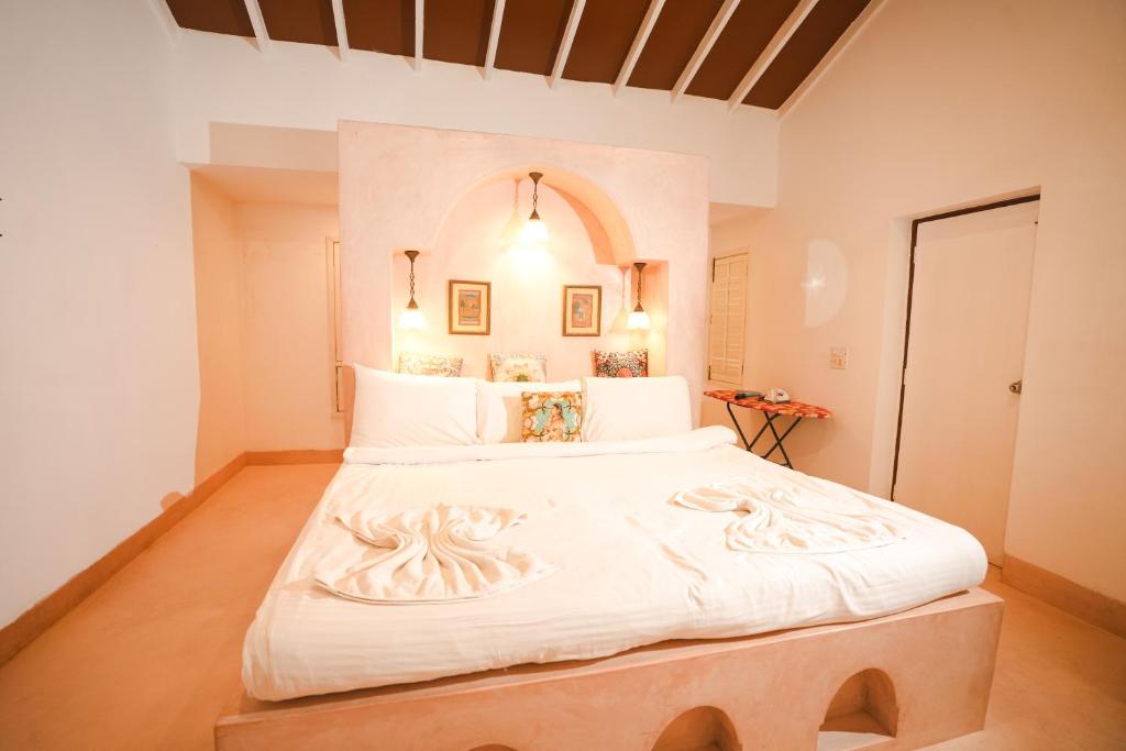 Кровать или кровати в номере VILLA M - SOLITUDE 1 CANDOLIM GOA 3BHK, Pool Facing, Near Beach, Free Breakfast, Free WIFI and Prime Location