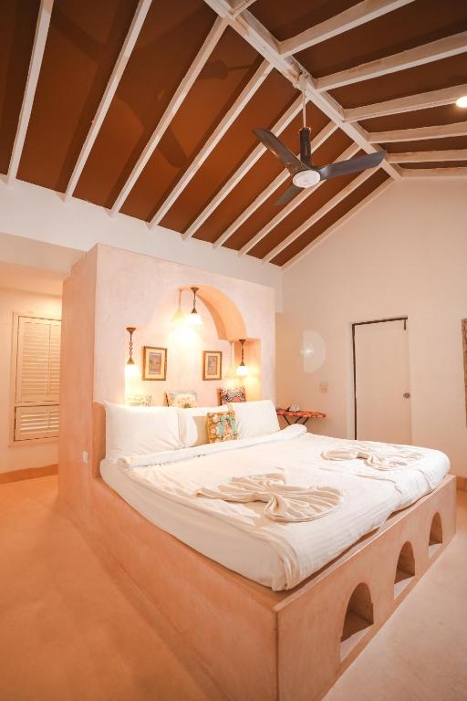 Кровать или кровати в номере VILLA M - SOLITUDE 1 CANDOLIM GOA 3BHK, Pool Facing, Near Beach, Free Breakfast, Free WIFI and Prime Location