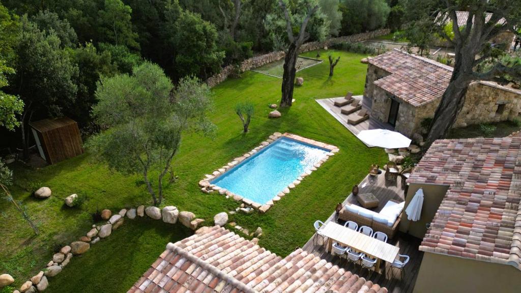 - une vue aérienne sur une cour avec une piscine dans l'établissement Domaine de Gialla Bergerie I Pini, 8 pers, piscine chauffée, 10 mn plage, à Arraggio