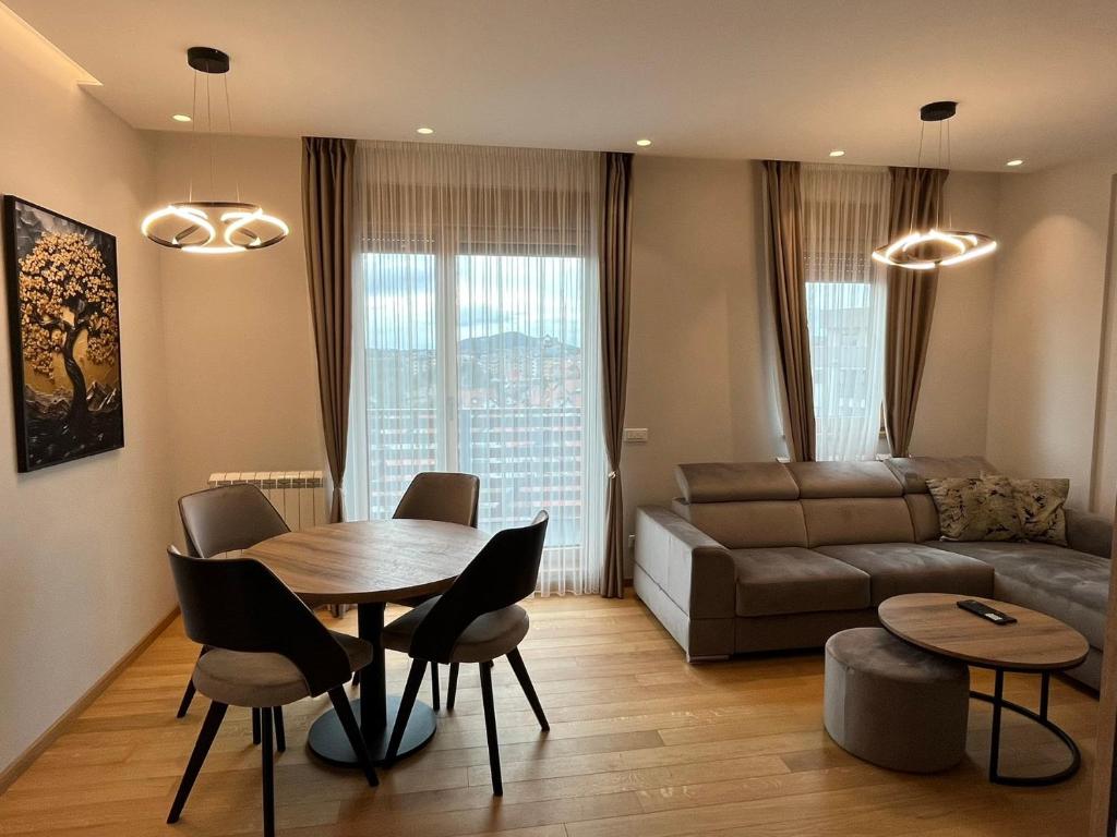Uma área de estar em Luxury Kalman Centar Apartman