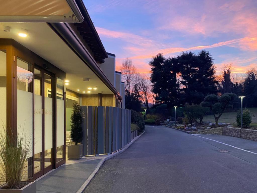 Východ nebo západ slunce při pohledu z hotelu nebo okolí