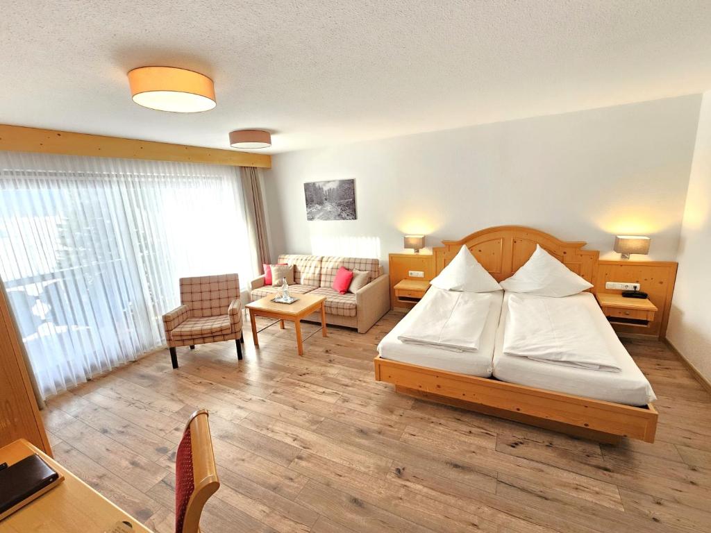 Postel nebo postele na pokoji v ubytování Hotel Cafe Fuggerhof